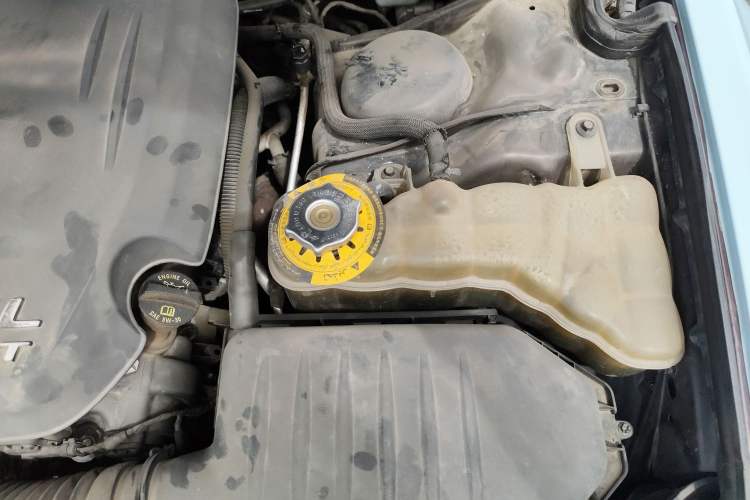 Used Chrysler 300C 2013 3.6L Prestige Edition Engine Bay Left