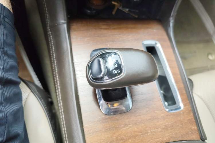 Used Chrysler 300C 2013 3.6L Prestige Edition Gear Lever