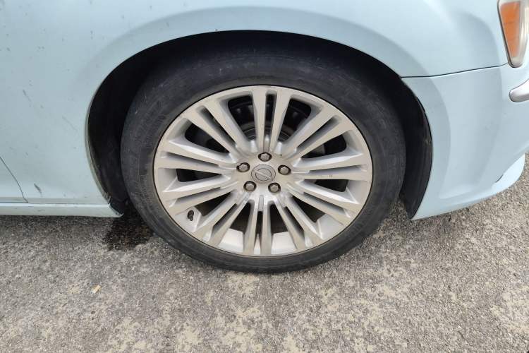 Used Chrysler 300C 2013 3.6L Prestige Edition Right Front Wheel Hub