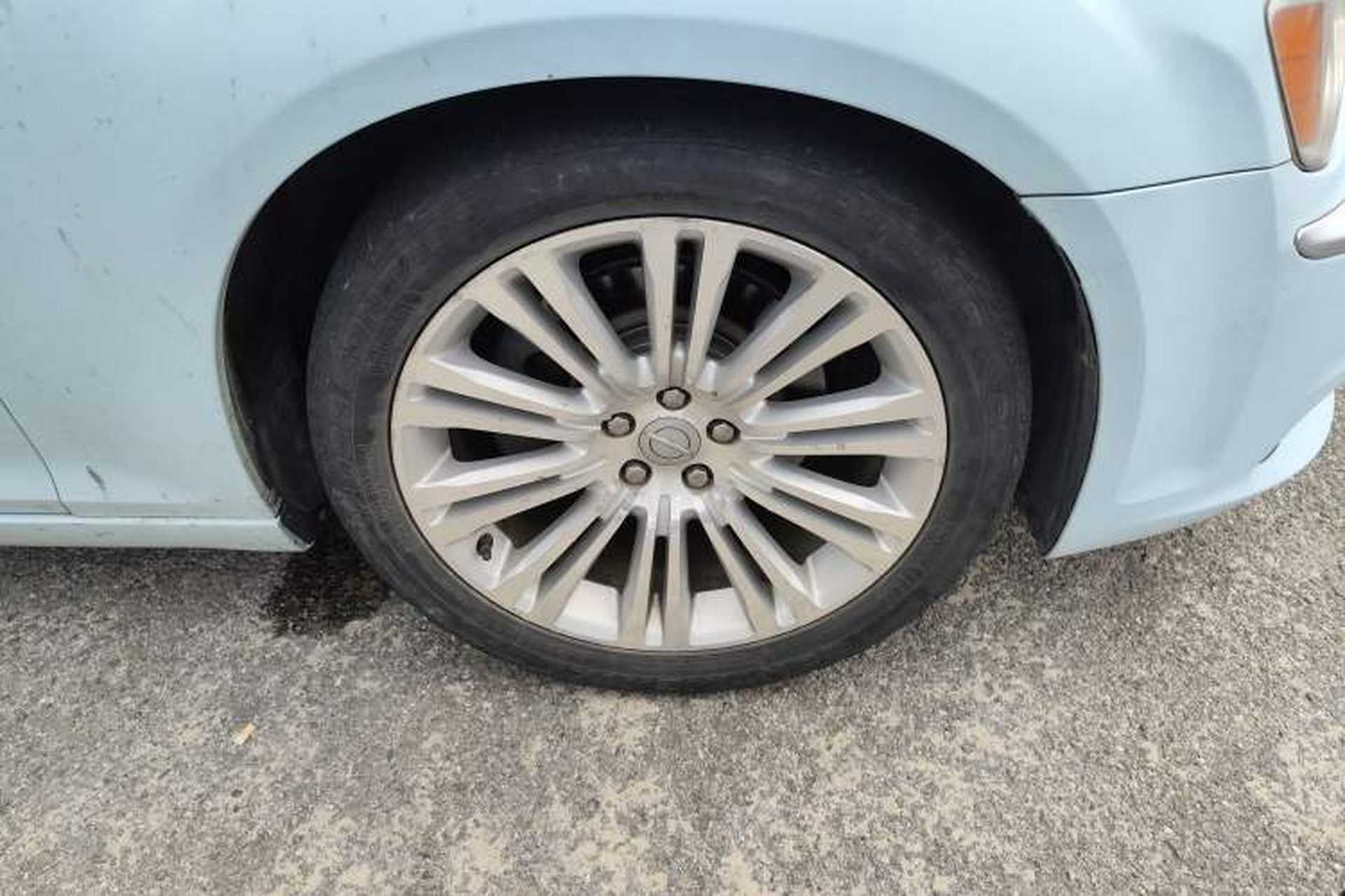 Used Chrysler 300C 2013 3.6L Prestige Edition Right Front Wheel Hub