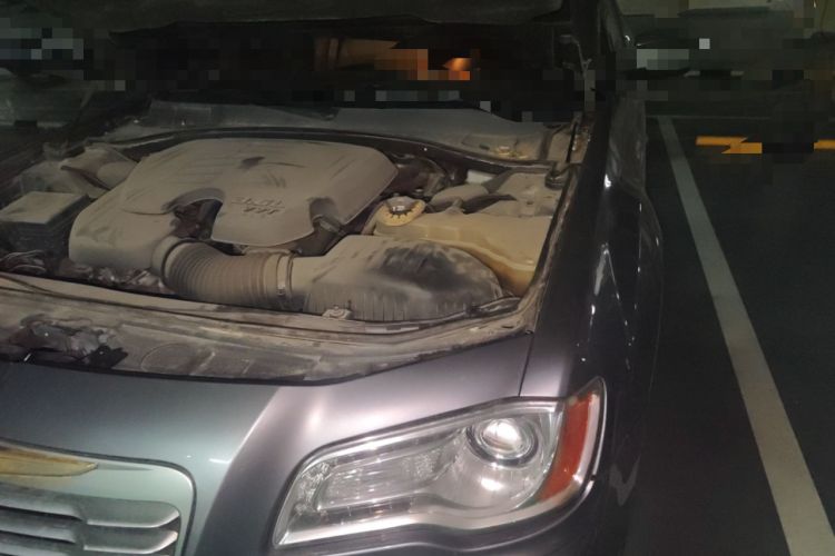 Used Chrysler 300C 2013 3.6L Premium Edition Engine Bay Left