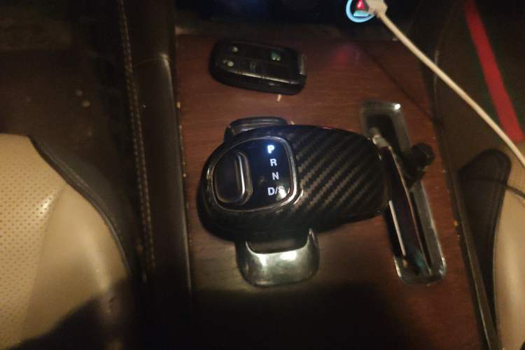 Used Chrysler 300C 2013 3.6L Premium Edition Gear Lever