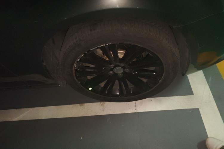 Used Chrysler 300C 2013 3.6L Premium Edition Right Front Wheel Hub