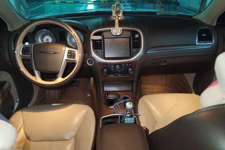 Used Chrysler 300C 2013 3.6L Prestige Edition Center Console