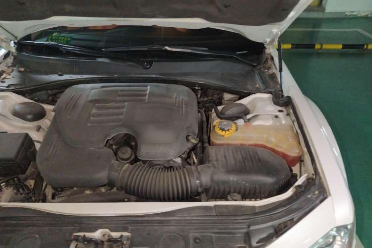 Used Chrysler 300C 2013 3.6L Prestige Edition Engine Bay Left