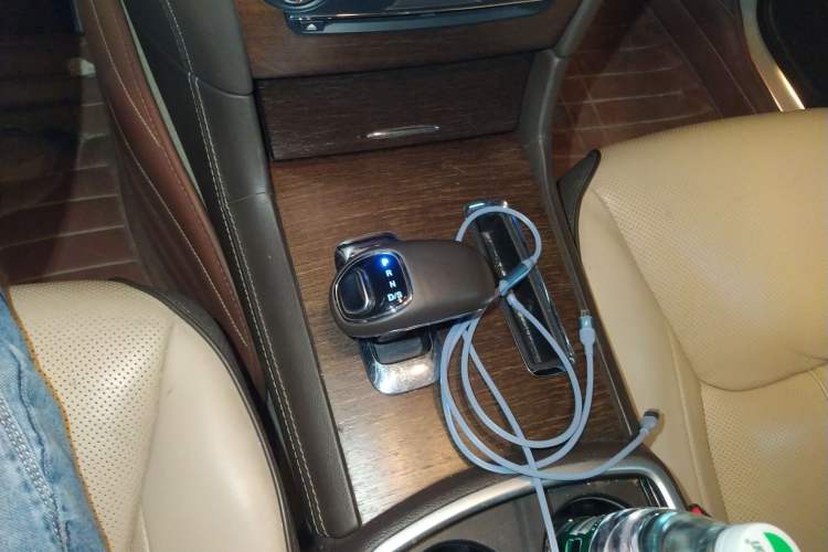 Used Chrysler 300C 2013 3.6L Prestige Edition Gear Lever