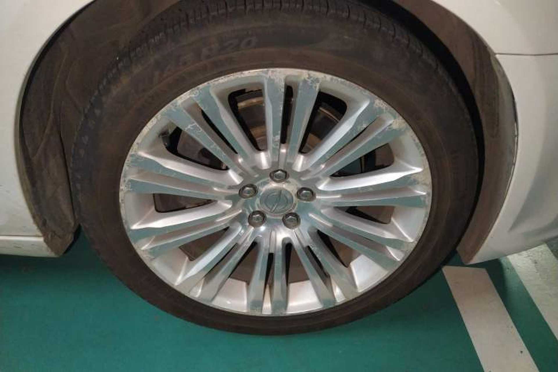 Used Chrysler 300C 2013 3.6L Prestige Edition Right Front Wheel Hub
