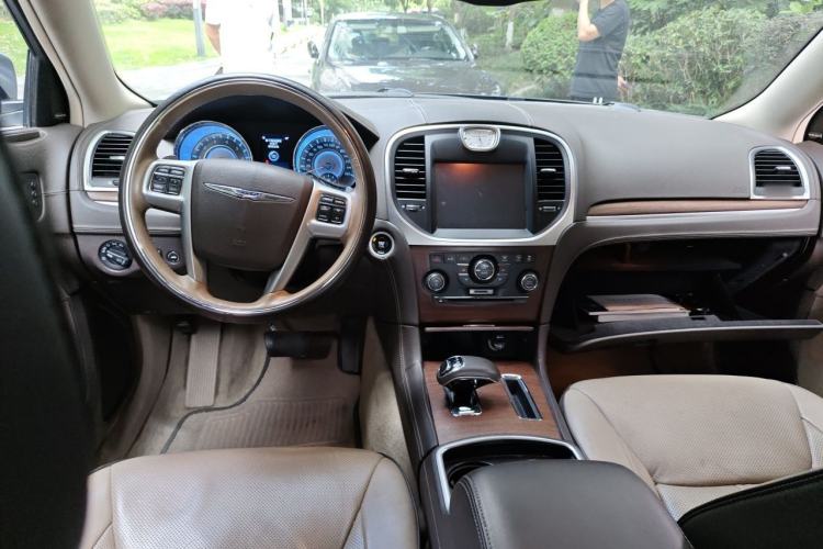 Used Chrysler 300C 2014 3.0L Excellence Edition Center Console