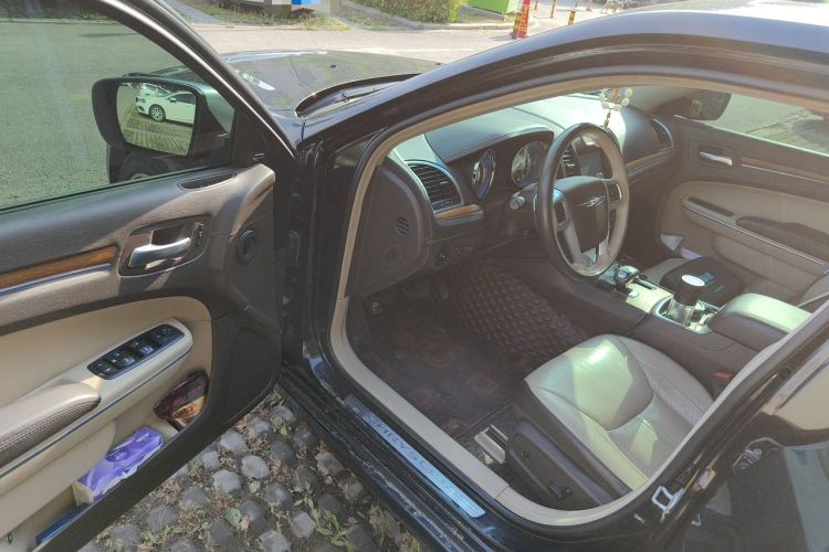 Used Chrysler 300C 2014 3.0L Excellence Edition Driver Seat