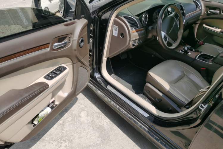 Used Chrysler 300C 2014 3.0L Excellence Edition Driver Seat