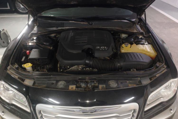 Used Chrysler 300C 2014 3.0L Excellence Edition Engine Bay