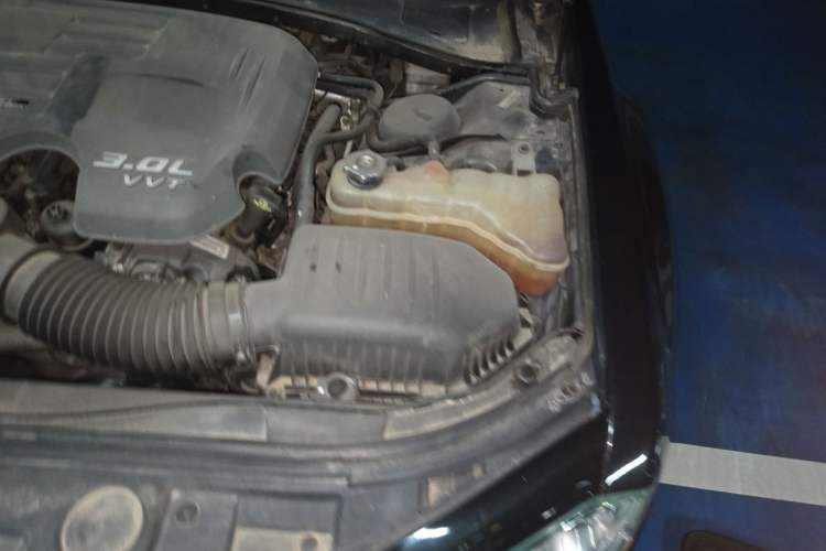 Used Chrysler 300C 2014 3.0L Excellence Edition Engine Bay Left