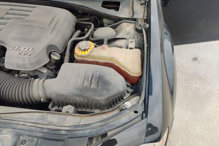 Used Chrysler 300C 2014 3.0L Excellence Edition Engine Bay Left
