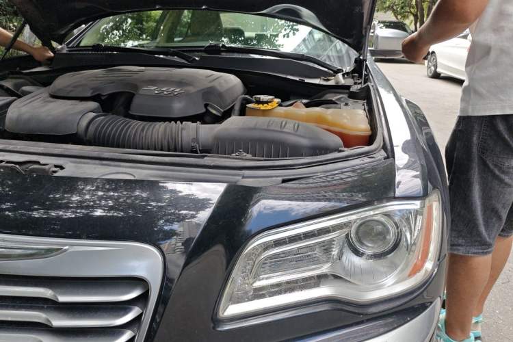 Used Chrysler 300C 2014 3.0L Excellence Edition Engine Bay Left