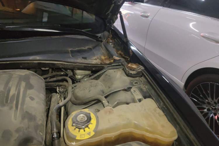 Used Chrysler 300C 2014 3.0L Excellence Edition Engine Bay Left