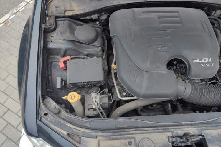 Used Chrysler 300C 2014 3.0L Excellence Edition Engine Bay Right