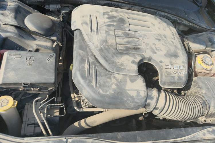Used Chrysler 300C 2014 3.0L Excellence Edition Engine Bay Right