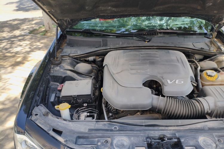 Used Chrysler 300C 2014 3.0L Excellence Edition Engine Bay Right