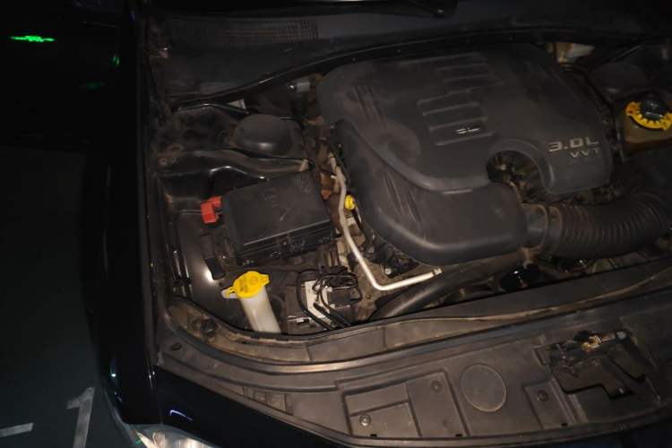 Used Chrysler 300C 2014 3.0L Excellence Edition Engine Bay Right