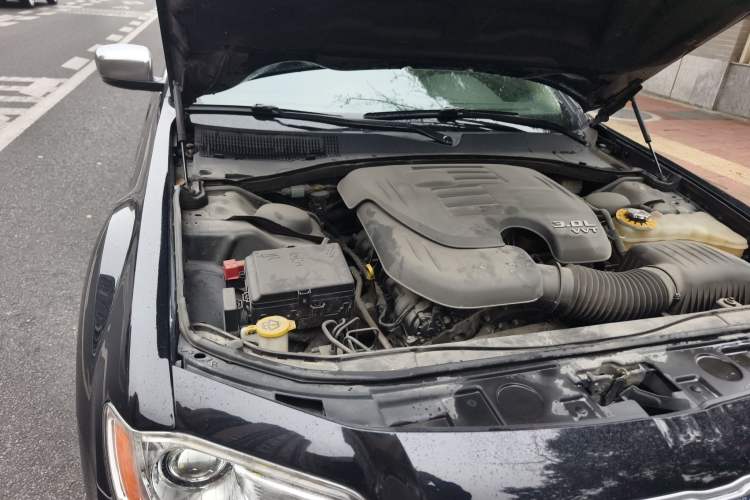 Used Chrysler 300C 2014 3.0L Excellence Edition Engine Bay Right