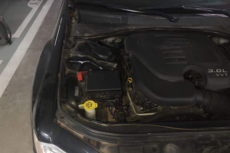 Used Chrysler 300C 2014 3.0L Excellence Edition Engine Bay Right