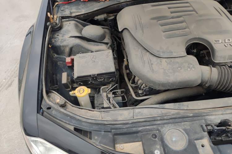 Used Chrysler 300C 2014 3.0L Excellence Edition Engine Bay Right