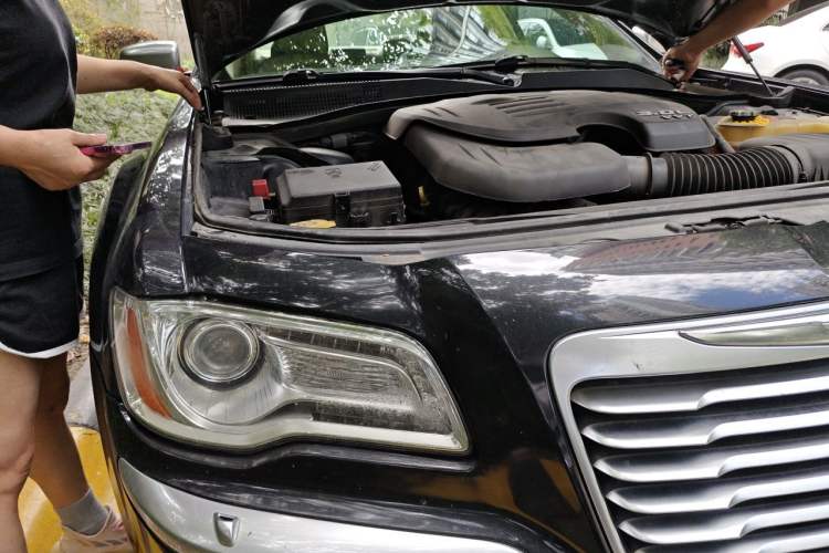 Used Chrysler 300C 2014 3.0L Excellence Edition Engine Bay Right