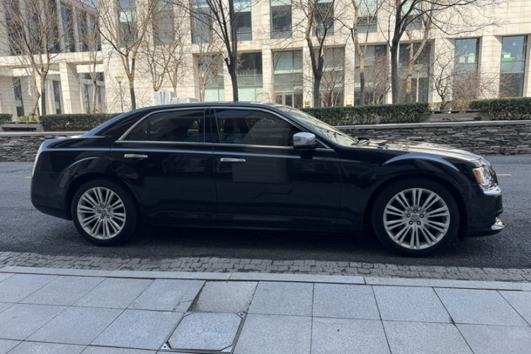 Used Chrysler 300C 2014 3.0L Excellence Edition Exterior 4