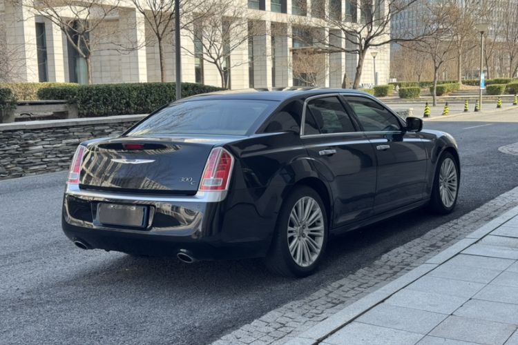 Used Chrysler 300C 2014 3.0L Excellence Edition Exterior 8