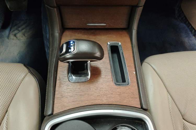 Used Chrysler 300C 2014 3.0L Excellence Edition Gear Lever