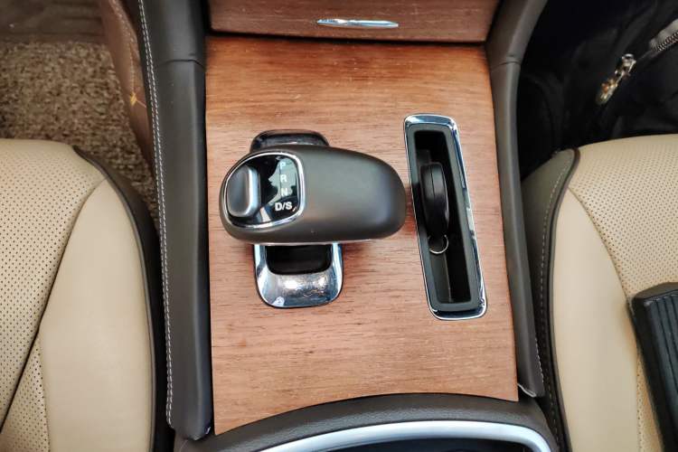 Used Chrysler 300C 2014 3.0L Excellence Edition Gear Lever