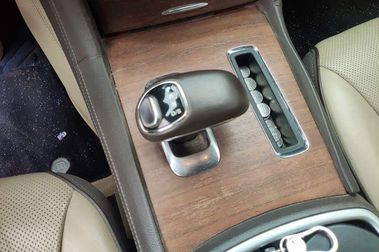 Used Chrysler 300C 2014 3.0L Excellence Edition Gear Lever