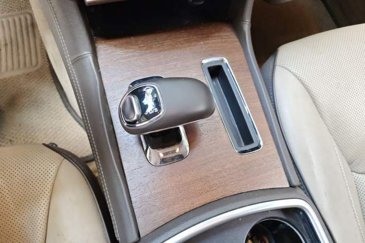 Used Chrysler 300C 2014 3.0L Excellence Edition Gear Lever