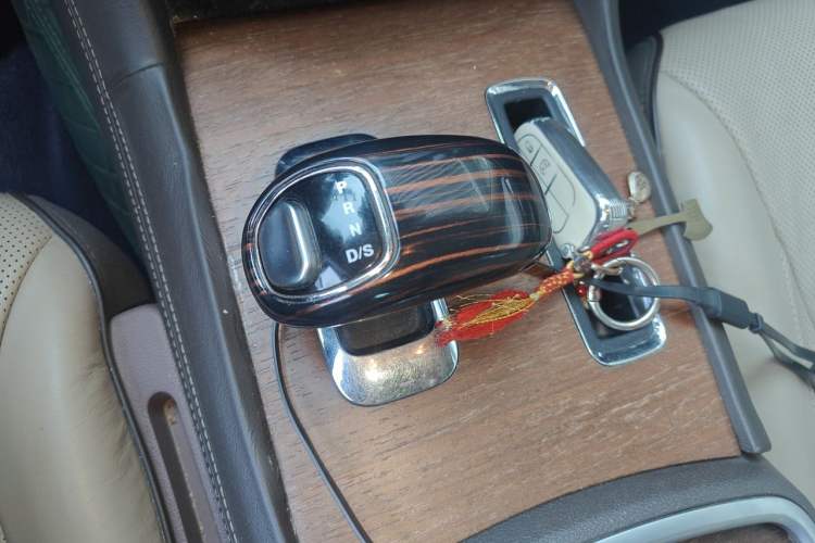 Used Chrysler 300C 2014 3.0L Excellence Edition Gear Lever