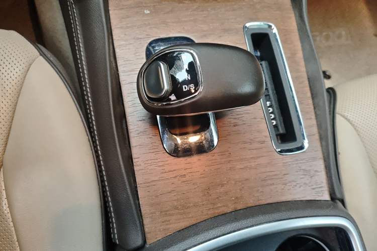Used Chrysler 300C 2014 3.0L Excellence Edition Gear Lever