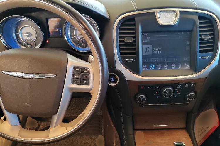 Used Chrysler 300C 2014 3.0L Excellence Edition Interior 2