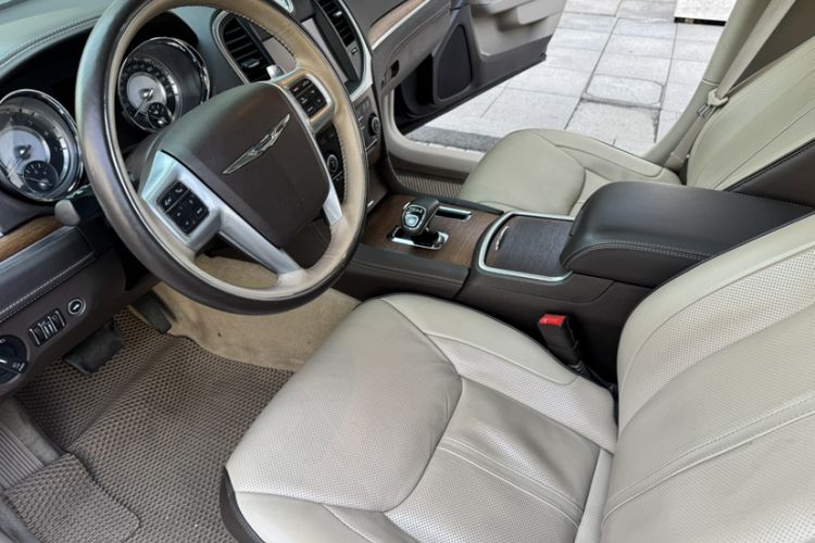 Used Chrysler 300C 2014 3.0L Excellence Edition Interior 3