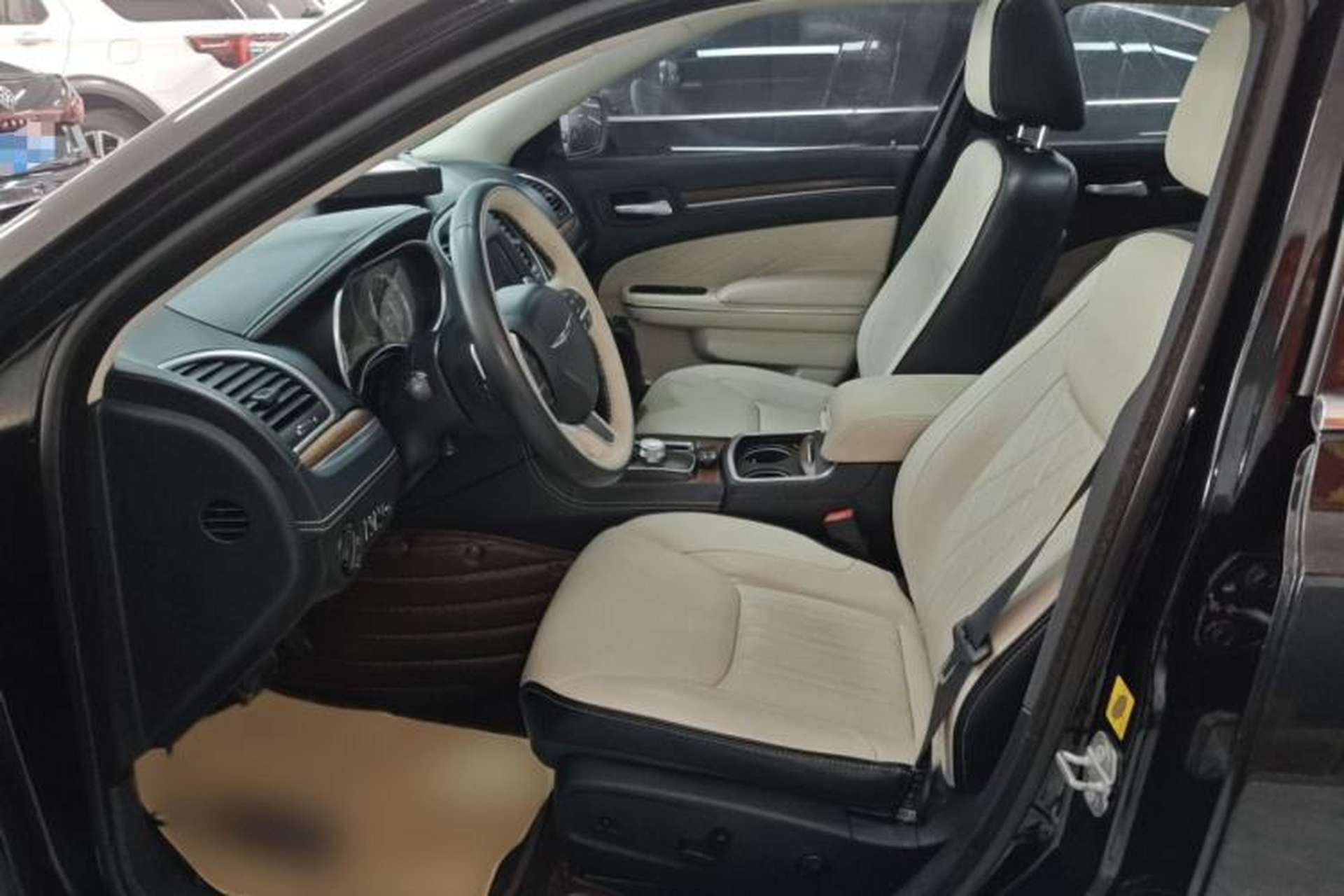 Used Chrysler 300C 2014 3.0L Excellence Edition Interior 3