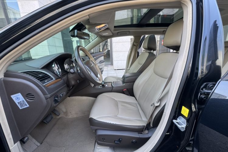 Used Chrysler 300C 2014 3.0L Excellence Edition Interior 4