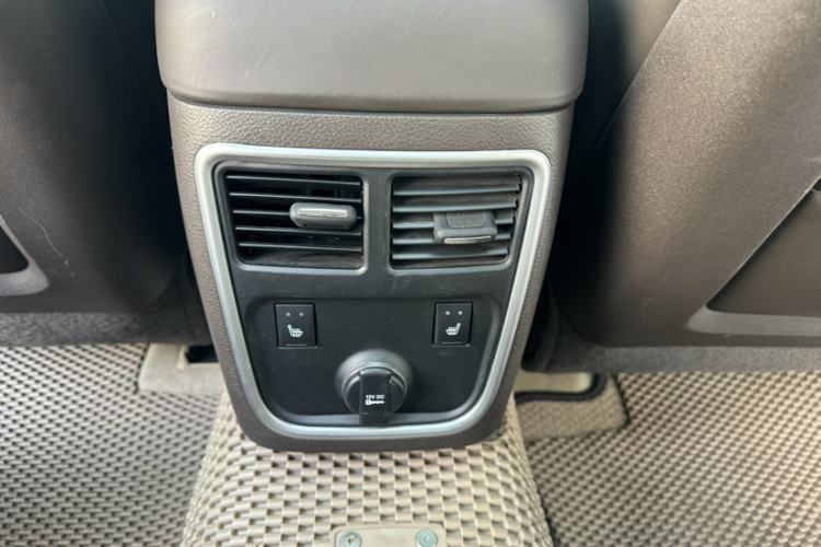 Used Chrysler 300C 2014 3.0L Excellence Edition Interior 9