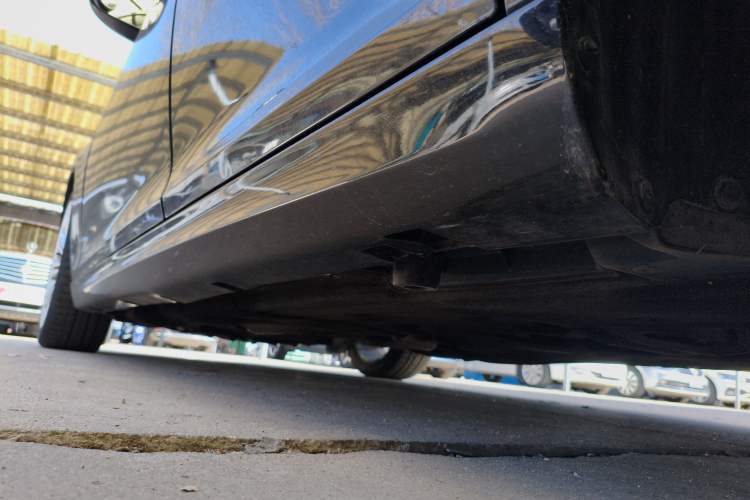 Used Chrysler 300C 2014 3.0L Excellence Edition Left Side Sill