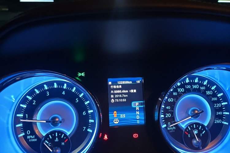 Used Chrysler 300C 2014 3.0L Excellence Edition Odometer Close Up