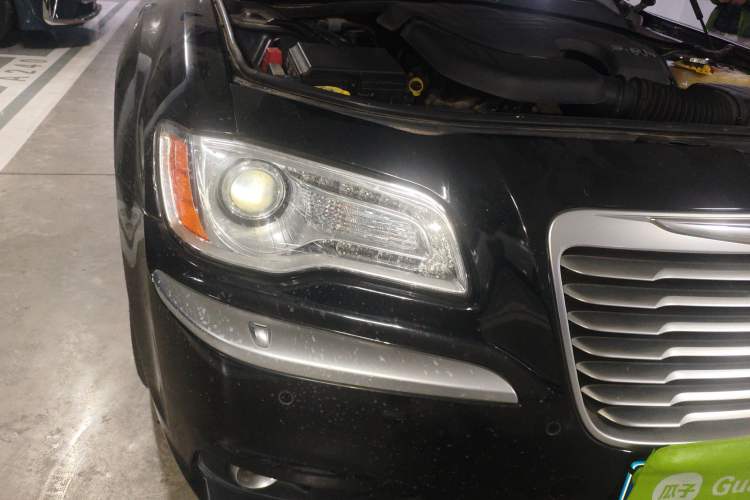 Used Chrysler 300C 2014 3.0L Excellence Edition Right Front Headlight
