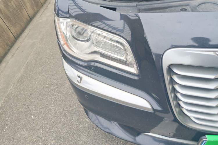 Used Chrysler 300C 2014 3.0L Excellence Edition Right Front Headlight