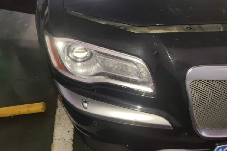 Used Chrysler 300C 2014 3.0L Excellence Edition Right Front Headlight