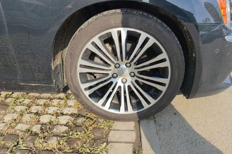 Used Chrysler 300C 2014 3.0L Excellence Edition Right Front Wheel Hub