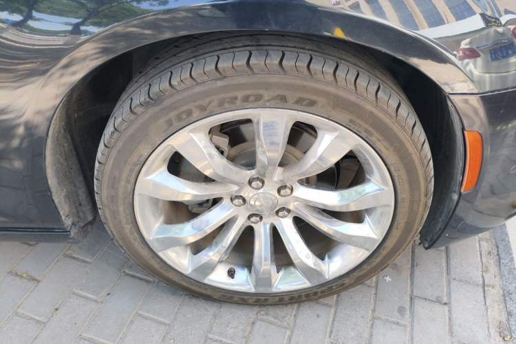 Used Chrysler 300C 2014 3.0L Excellence Edition Right Front Wheel Hub