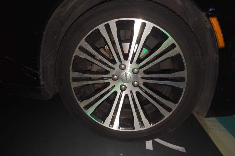 Used Chrysler 300C 2014 3.0L Excellence Edition Right Front Wheel Hub