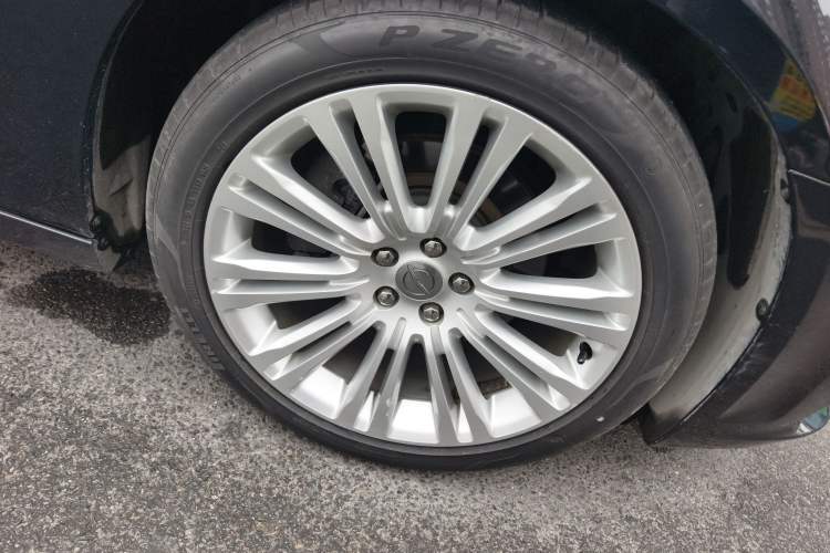 Used Chrysler 300C 2014 3.0L Excellence Edition Right Front Wheel Hub