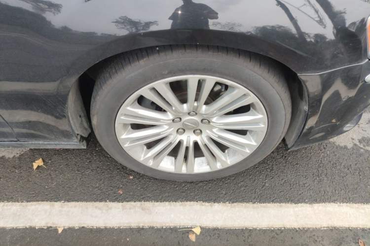Used Chrysler 300C 2014 3.0L Excellence Edition Right Front Wheel Hub